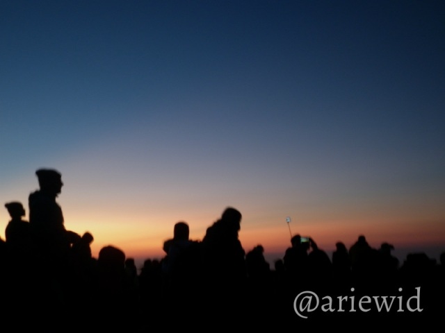Wisatawan berkumpul di gardu pandang Pananjakan untuk menyaksikan matahari terbit di Gunung Bromo.