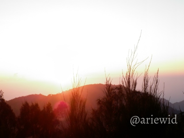 Matahari mulai menampakkan sinarnya. Sunrise di Bromo merupakan momen yang paling ditunggu-tunggu para wisatawan.